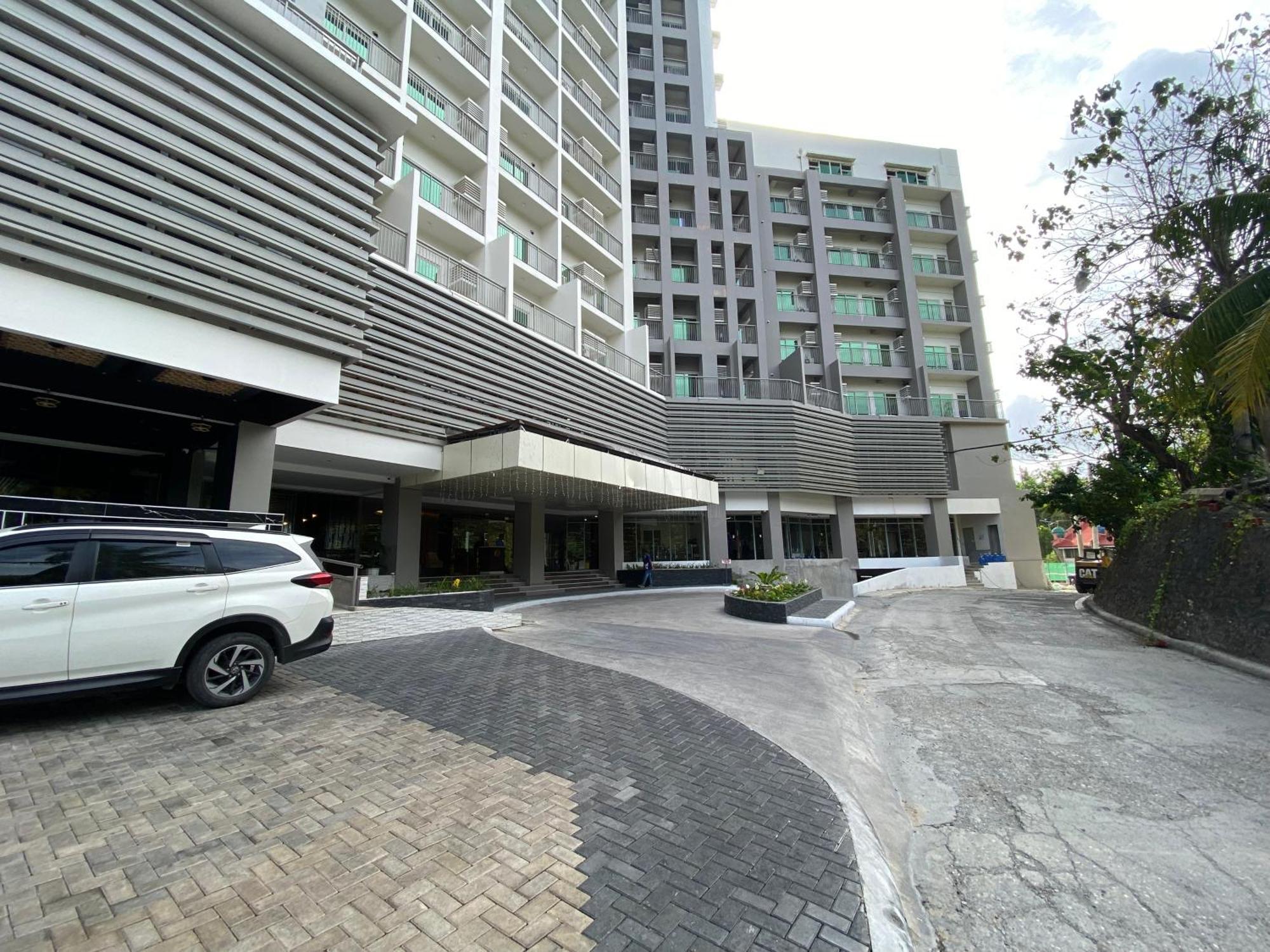 Hayat Sky Towers Hotel Cebu Exterior photo