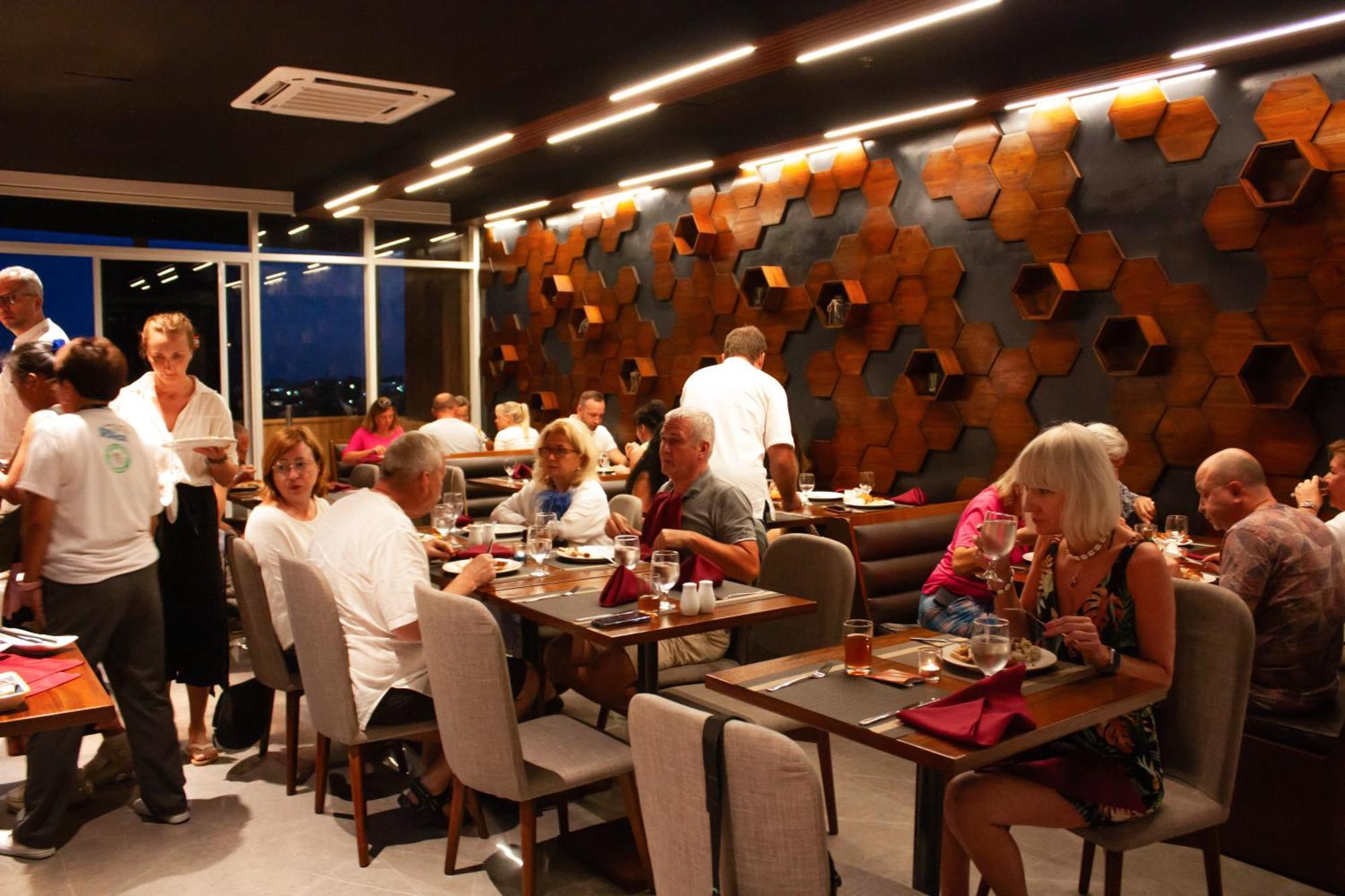 Hayat Sky Towers Hotel Cebu Exterior photo
